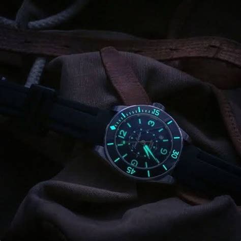 what makes luminox watches glow.